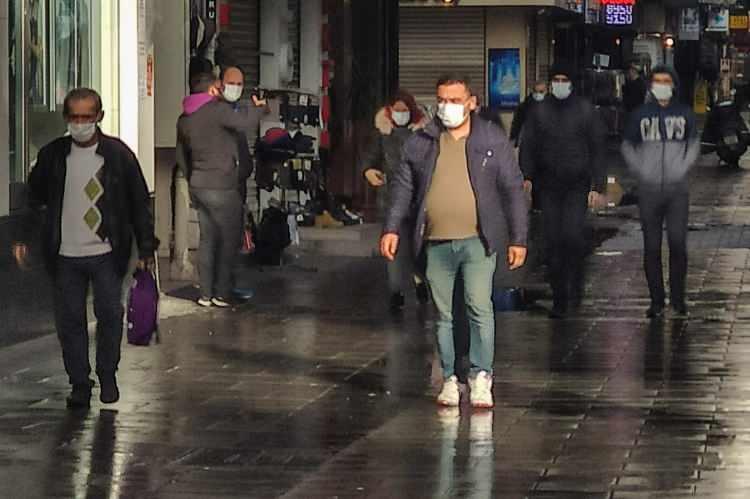<p>Bende maske var başkalarında maske yok. İnsanlar yanına geliyor. Onlara maske takmamızı s&ouml;ylediğimizde sen takmışsın, kendini koruyorsun ben neden takayım diyor. B&ouml;yle olduğu s&uuml;rece vir&uuml;sten kurtulma şansımız yok. TIR'ın i&ccedil;inde bile ben maskeyle ara&ccedil; kullanıyorum" dedi.</p>
