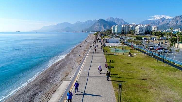 <p>Denizin havadan daha sıcak olduğu Antalya'da d&uuml;nyaca &uuml;nl&uuml; Konyaaltı Sahili, kısıtlamanın sona ermesinin hemen ardından vatandaşların akınına uğradı.</p>

