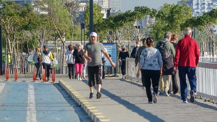 <p>Kısıtlamanın sona ermesinin hemen ardından turizm kenti Antalya'nın d&uuml;nyaca &uuml;nl&uuml; Konyaaltı Sahili, vatandaşların akınına uğradı.&nbsp;</p>
