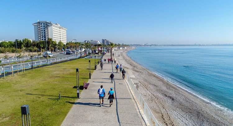 <p>Hava sıcaklığının 21, deniz suyu sıcaklığının ise 23 dereceyi g&ouml;sterdiği kentte vatandaşlar hem denizin hem de sahil bandında spor yapmanın keyfini s&uuml;rd&uuml;.</p>

<p>&nbsp;</p>
