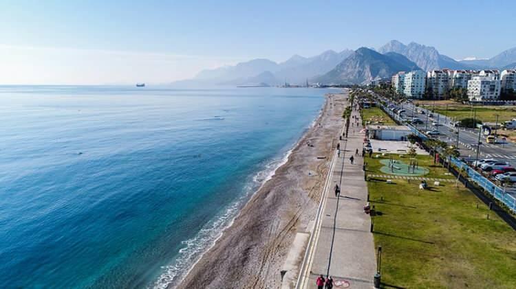 <p>T&uuml;m yurtta soğuk havanın etkisini g&ouml;sterdiği bu g&uuml;nlerde Antalya'da yazdan kalma g&uuml;nlerin yaşanması kartpostallık g&ouml;r&uuml;nt&uuml;ler oluşturdu.</p>
