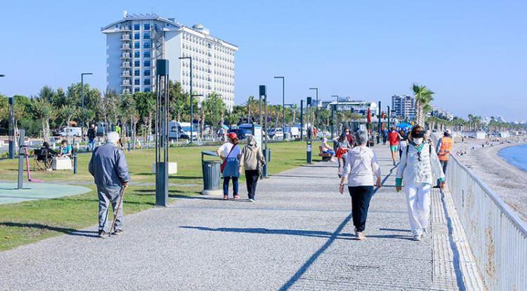 <p>Sahil bandındaki banklarda oturan ve &ccedil;imlerde kahvaltı yapanların maske ve fiziki mesafe kuralına dikkat ettikleri g&ouml;r&uuml;ld&uuml;.&nbsp;</p>
