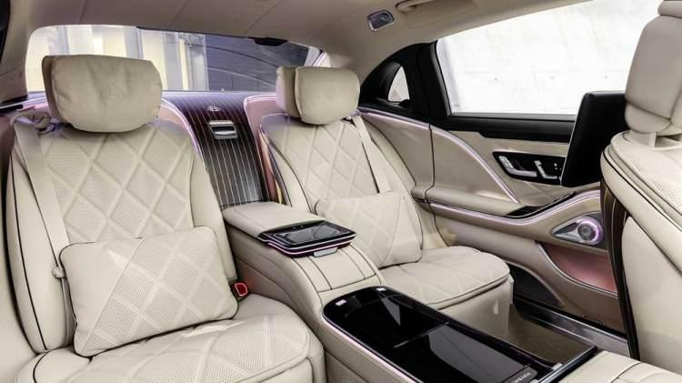 <p>Arka koltuklarda standart olarak sunulan tekli koltuklar otomatik olarak açılabilen ayak desteği sunuyor.</p>
<p>Maybach'ın özel koltukları ısıtma, soğutma ve masaj desteği sağlıyor. Isıtmalı kapı ve kol dayamaları bulunurken, ayağınızı uzattığınız desteklerde de bilek masajı özelliği sunuluyor.</p>