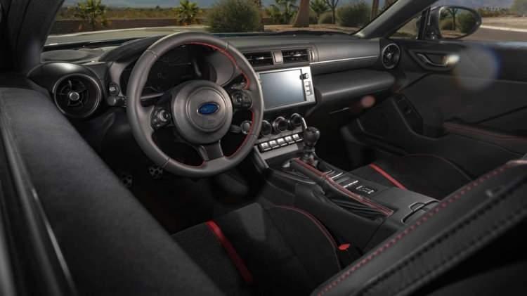 <p>Kabinde ise Subaru'nun en güncel multimedya sistemi yazılımının kullanıldığı 8.0" boyutlu bir dokunmatik ekran öne çıkıyor. BRZ'de boyutu 7 inçlik sürüş ekranına yer verilmiş.</p>