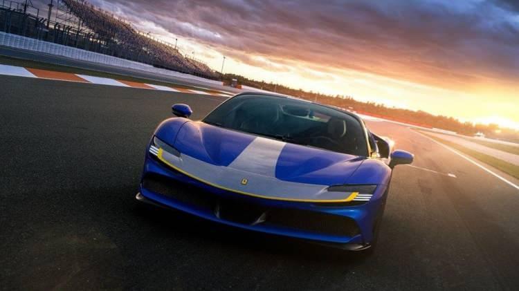 <p>İlk olarak 2011 yılında 458 Spider modelinde kullanılan ve aradan geçen yıllarda sürekli olarak geliştirilen RHT tavan sistemi, geleneksel bir sistemine göre 40 kg daha hafif olmasıyla da farkını ortaya koyuyor. SF90 Spider’ın ayarlanabilir elektrikli arka camı, otomobilin üzeri açık olduğunda, yüksek hızlarda bile mükemmel yolcu konforunu garanti ediyor.</p>