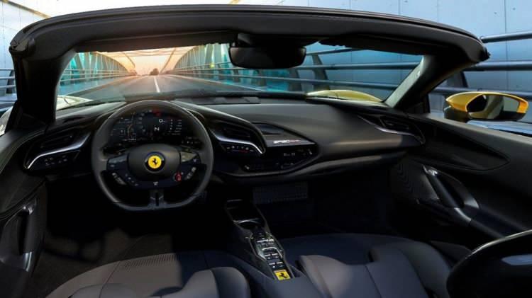 <p>Ferrari SF90 Spider, Ferrari’nin üstü açılır modellerinde bir ilk olarak, içten yanmalı motor ile RAC-e (elektronik viraj alma düzenleyicisi) sisteminin de içinde yer aldığı iki elektrikli motor ve arkada Formula 1 inovasyonu olan MGUK’un (Motor jeneratör ünitesi) entegre çalıştığı plug-in hybrid mimarisine sahip. SF90 Spider’ın V8 silindirli turbo beslemeli motoru 780 HP’lik gücü ile diğer V8 turbo beslemeli motorlardan 60 beygir daha fazla güç ürerek Ferrari tarihindeki en güçlü V8 motoru olma özelliğini taşıyor.</p>
<p> </p>