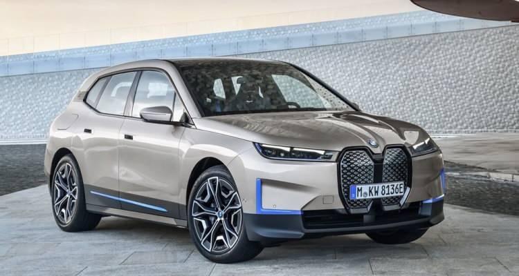 <p>Alman üretici BMW yeni elektrikli modeli iX'i tanıttı. </p>
<p>BMW'nin diğer SUV'lerine oldukça benzeyen bir boyuta sahip olan iX; X5'in uzunluğuna, X6'nın yüksekliğine, X7'nin ise jant boyutuna sahip.</p>