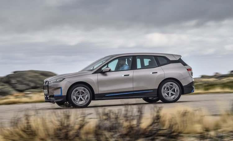 <p>İki elektrik motoruna sahip olan araç 500 beygirden fazlagüce sahip. Alman markanın hesaplarına göre araç 0-100 km/sa hızlanmasını 5.0 saniye civarında tamamlayabiliyor.</p>
<p>Yapılan testlere göre iX 100 kWh'lık bataryasıyla 600 kilometrelik bir menzil sunacak. </p>