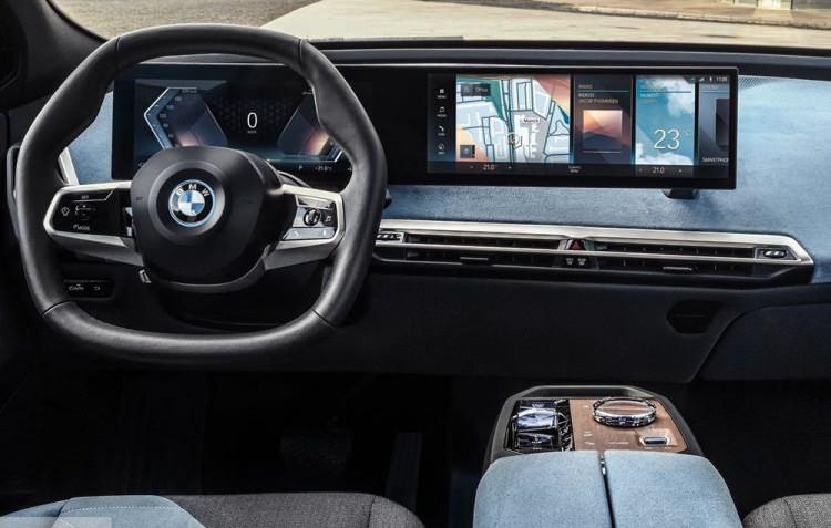 <p>Araç BMW'nin ilk altıgen direksiyonuna sahip.</p>
<p>Hızlı şarj desteği sunan model yaklaşık 40 dakika içerisinde bataryasının yüzde 70'ini doldurabiliyor. 10 dakikalık şarj ile de 120 kilometrelik sunabilecek.</p>