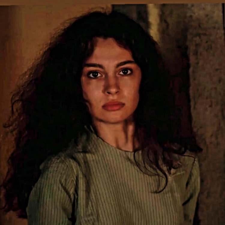 <p><strong>SU BURCU YAZGI COŞKUN</strong></p>

<p>Kırmızı Oda dizisinin bir diğer dikkat çeken ismi ise genç oyuncu Su Burcu Yazgı oldu. Küçük yaşına rağmen Güler karakterini öyle içten canlandırdı ki, şimdiden yolunun açık olduğunu belli etti.</p>
