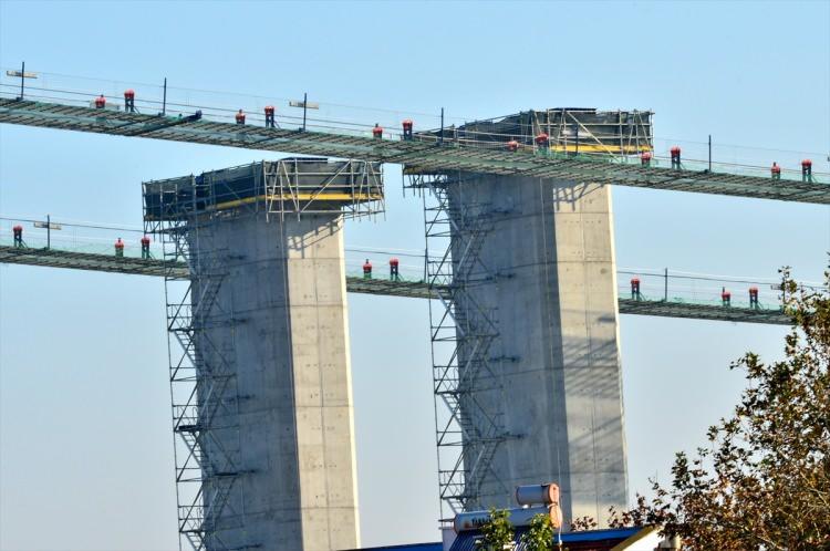 <p>"2x3" şeritle hizmet verecek köprünün tabliyesi 45,06 metre genişlikte ve 3,5 metre yükseklikte olacak. Tabliyenin her iki tarafında inşa edilecek yürüme yolları, bakım onarım amacıyla kullanılacak.</p>
