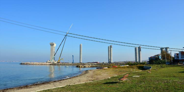 <p>Köprünün kule bağlantıları ve unsurları, Türk bayrağına atfen kırmızı ve beyaz renklerde olacak. Her iki yakada 333'er metre yüksekliğindeki kulelerin üst kısmı da Seyit Onbaşı'nın Çanakkale Savaşları'nda namluya sürdüğü top mermisini temsil edecek şekilde yapılacak.</p>

