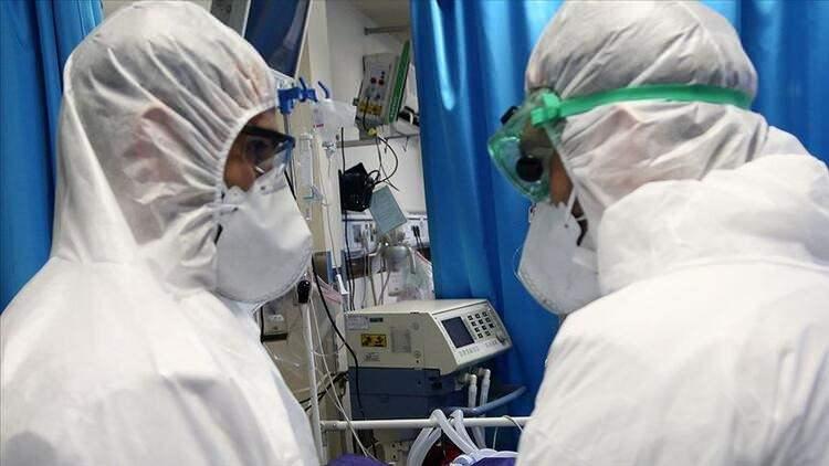 <p>Haftalık verilere göre, bu hafta hastalarda zatürre oranı yüzde 3,8, yatak doluluk oranı yüzde 54,7, erişkin yoğun bakım doluluk oranı yüzde 70,8, ventilatör doluluk oranı yüzde 37,6, ortalama temaslı tespit süresi 11 saat, filyasyon oranı ise yüzde 99,6 olarak kayıtlara geçti.</p>
<p> </p>