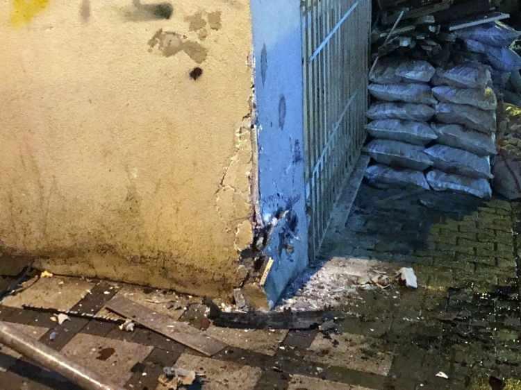 <p>İhbar üzerine olay yerine polis, sağlık ve itfaiye ekipleri sevk edildi.</p>
