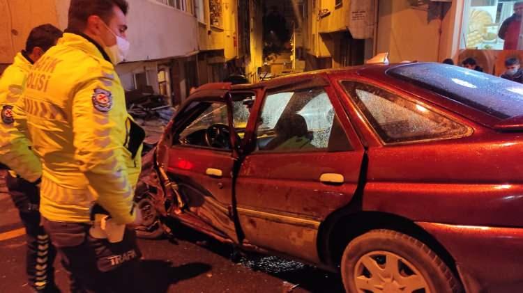 <p>Sıkıştığı otomobilden itfaiye ekiplerince çıkarılan sürücüye, ilk müdahale sağlık ekipleri tarafından ambulansta yapıldı.</p>

