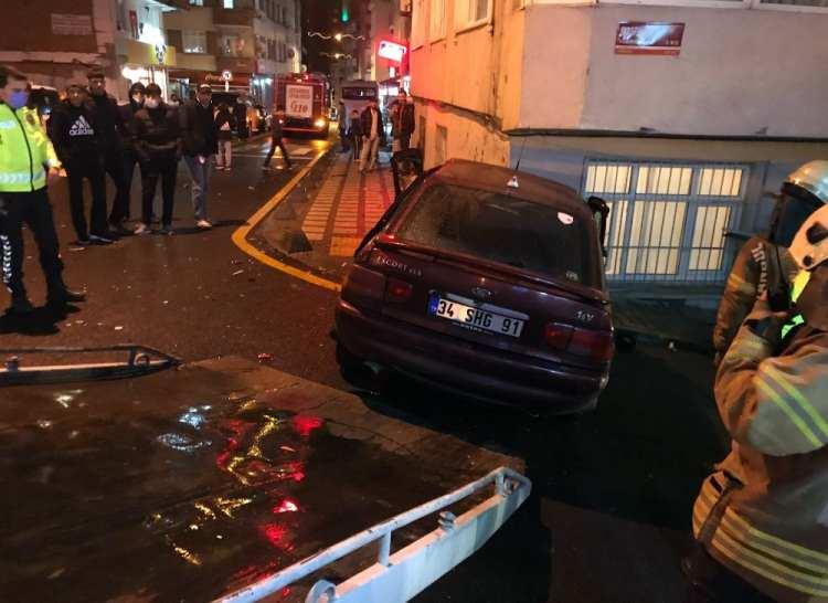 <p>Yaralı sürücü, hastaneye kaldırılarak tedavi altına alındı. Polis ekipleri, kaza nedeniyle caddeyi araç trafiğine kapattı.</p>
