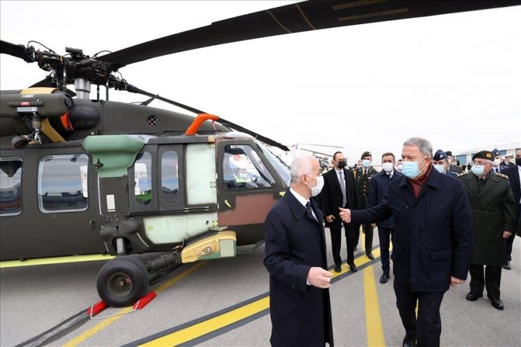 <p>İYİ KOMŞULUĞA YAKIŞMIYOR</p>

<p>Doğu Akdeniz'de araştırma gemilerinin bilimsel, teknik çalışmalarını sürdürdüğünü ifade eden Bakan Akar, "Bu çalışmaları bir tahrik olarak, gerilimi yükseltme nedeni olarak göstermek gerçekten ahlaki değerlerle bağdaşmayacak bir olay" dedi.</p>
