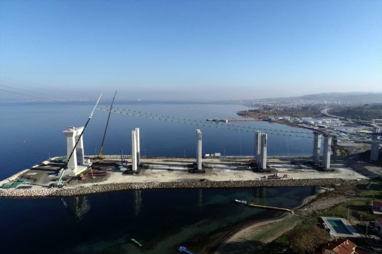<p>Çanakkale Deniz Zaferi'nin 107'nci yıl dönümüne rastlayan 18 Mart 2022'de açılması planlanan köprü, uluslararası bir koridorun da tamamlayıcısı olacak. </p>