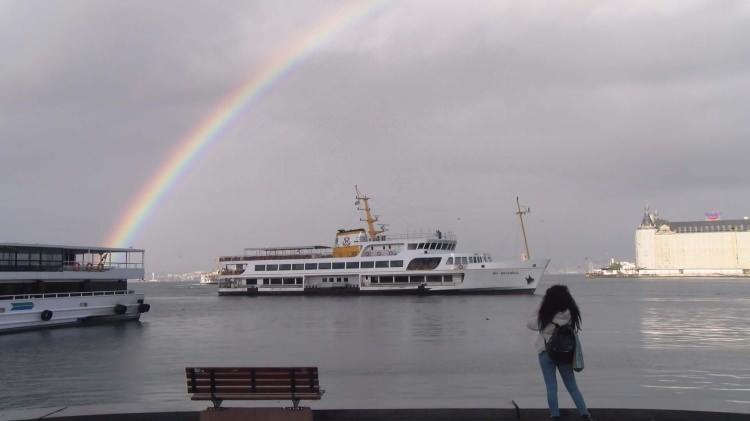 <p>İstanbul'da sabah saatlerinden itibaren etkili olan yağışın ardından, g&ouml;kkuşağı &ccedil;ıktı. Saat 10.00'a kadar devam eden sokağa &ccedil;ıkma kısıtlamasının son bulmasıyla, Kadık&ouml;y Sahili'ne gelen vatandaşlar, g&ouml;kkuşağı s&uuml;rprizi ile karşılaştı. Sahildeki pek &ccedil;ok kişi g&ouml;kkuşağını izleyerek fotoğraf &ccedil;ekti.&nbsp;</p>
