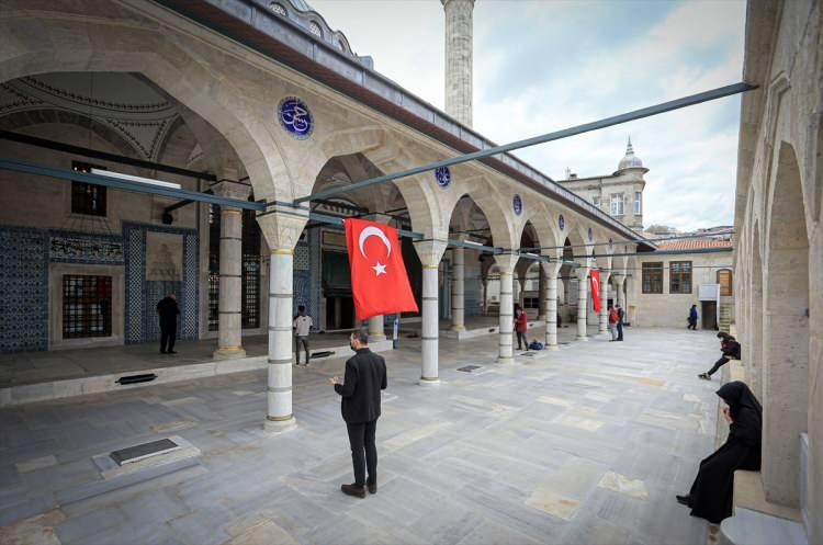 <p>Caminin tekrar ibadete açılmasından duydukları memnuniyeti dile getiren Fatih İlçe Müftüsü Hüseyin Baş, “Mimar Sinan'ın deniz kıyısına yaptığı üç camiden birisi Rüstem Paşa Camisi'dir. Cami 4 yıldır restorasyonda bugün itibarıyla ibadete açıldı” dedi.</p>

<p> </p>
