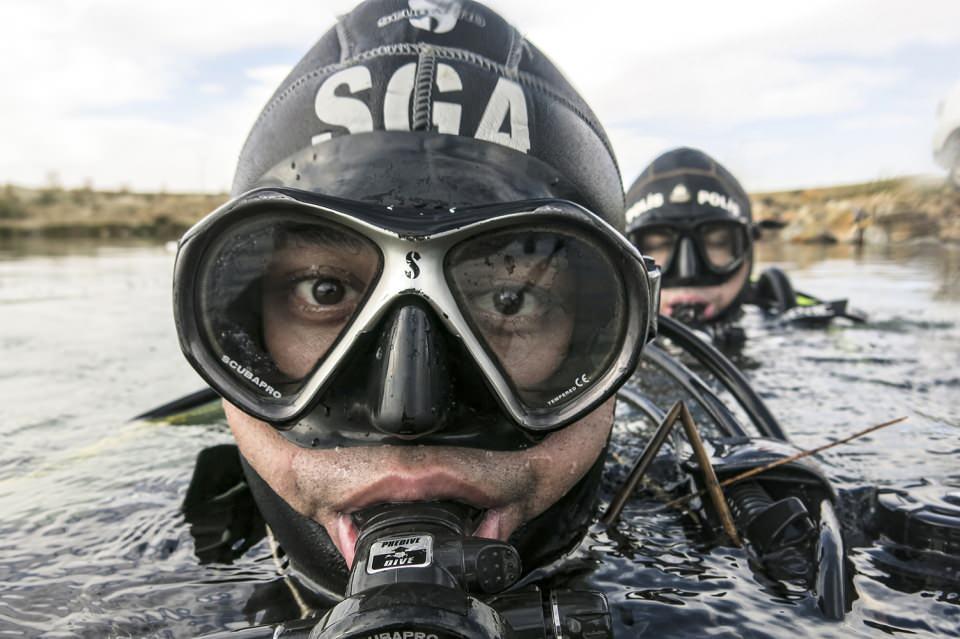 <p>Konya'nın "kurbağa adamları" her t&uuml;rl&uuml; iklim koşulunda d&uuml;zenli bir şekilde antrenman ve dalış yaparak, su altındaki zorlu g&ouml;revlere hazır bekliyor. Suyun derinliklerinde arama ve kurtarma faaliyetleri ger&ccedil;ekleştiren ekip bazen bir canı kurtarmaya &ccedil;alışıyor, bazen de bir cesedi arıyor.</p>

<p>&nbsp;</p>

