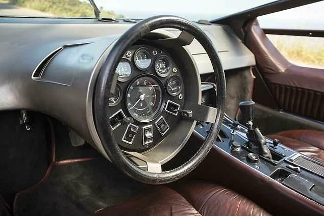 <p>1972 model Maserati Boomerang'ın direksiyonu.</p>