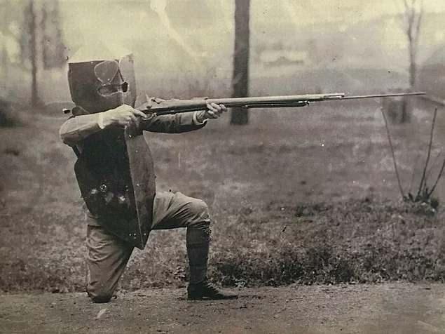 <p>Dr. Guy Brewster'in kurşun geçirmez zırhı, 1917.</p>