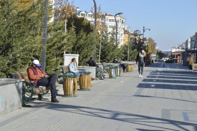 <p>Oteller ve konaklama tesislerindeki lokanta veya restoranlar sadece konaklama yapan müşterilerine yönelik yemek hizmeti verebilecek olup diğer lokanta veya restoranlara yönelik getirilen kısıtlamalara tabi değildir. Ancak oteller ve <strong>konaklama</strong> tesislerindeki lokanta veya restoranlar dışarıya paket servisi yoluyla satış yapamazlar.</p>
