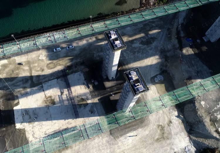 <p>Köprü için 2 yaklaşım viyadüğü, 4 betonarme viyadük, 10 alt geçit köprüsü, 33 üst geçit köprüsü, 6 köprü, 43 alt geçit, 115 menfez, 12 kavşak, 4 otoyol hizmet tesisi, 2 bakım işletme merkezi, 6 ücret toplama istasyonu inşa edilecek.</p>
