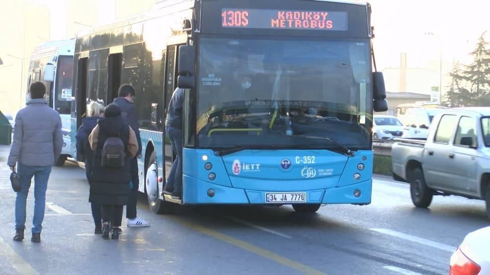 <p> Kadıköy'de vatandaşların mesafeyi korumadan araçlara bindiği ve otobüs kapılarında yoğunluk oluşturduğu gözlendi. </p>
