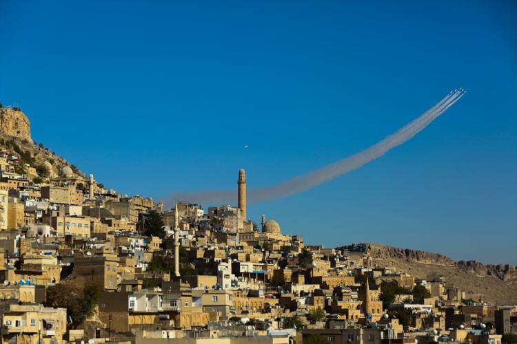 <p>Türk Hava Kuvvetlerinin akrobasi timi "Türk Yıldızları", Mardin'in onur günü etkinlikleri kapsamında gösteri uçuşu yaptı.</p>
