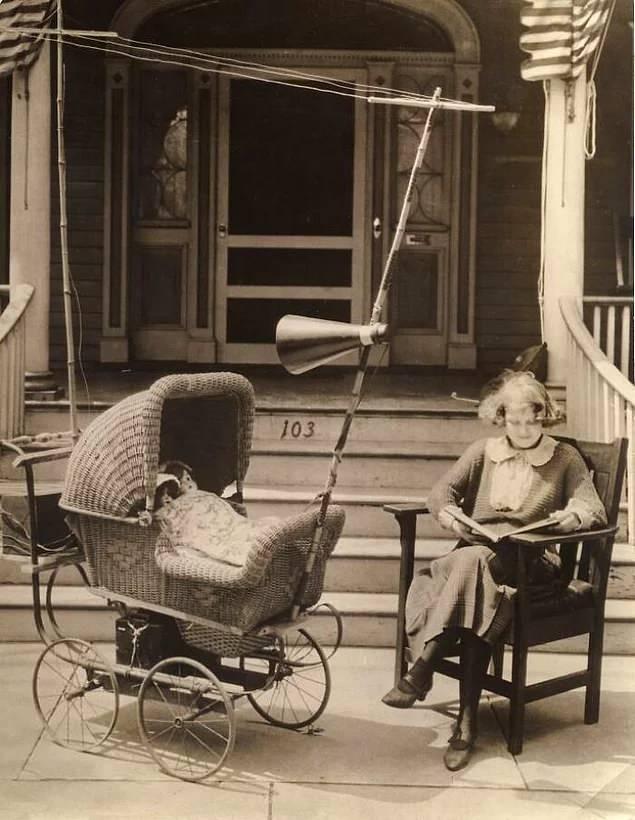 <p>Üstünde anten ve hoparlör olan bir radyolu bebek arabası. 1921 yılında Amerika'da bebeklerin sessiz olması için kullanılıyordu.</p>
