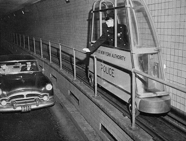 <p>1955 yılında, New York'taki bir tünelde trafik hızını kontrol etmek için kullanılan araç.</p>
