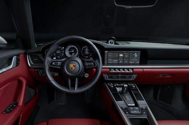 <p>8) Porsche Ortalama İç Skor: 7.4 / 10 Porsche araçları, deri döşemeler ve ahşap kaplamalarla dolu şık iç mekanları ile öne çıkıyor.</p>