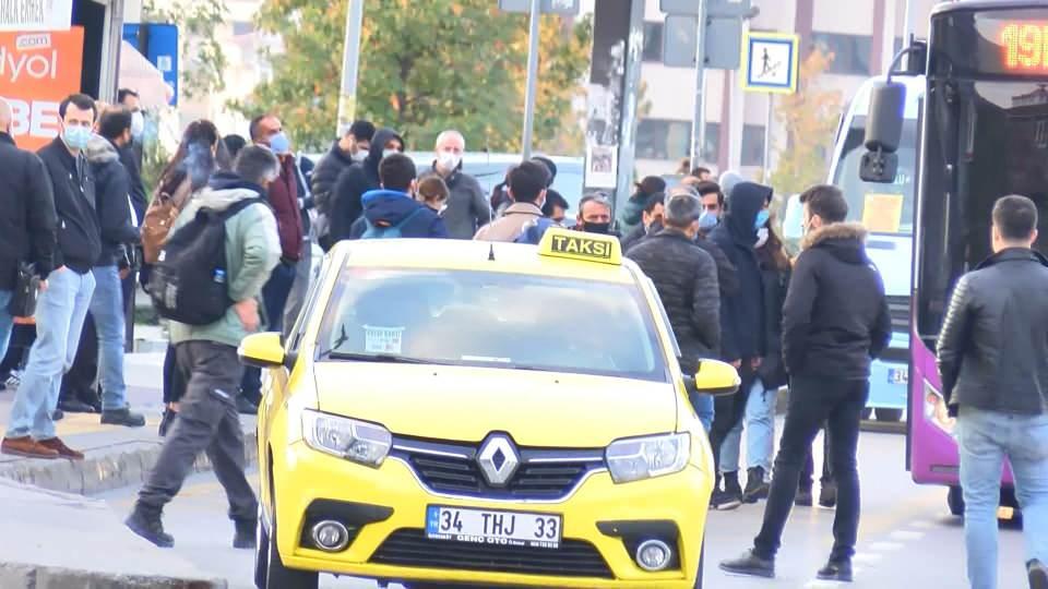 <p>İstanbul'da sabah saatlerinde toplu taşıma araçları ve duraklarında yoğunluk devam etti. Kadıköy ve Kartal'da İETT ve özel halk otobüslerine binen vatandaşların ve araç içerisinde bulunan yolcuların sosyal mesafeye uymadıkları görüldü.</p>
