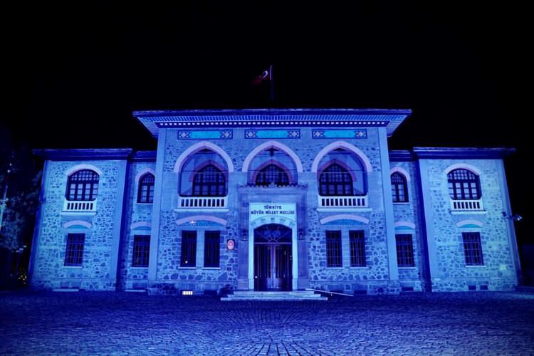 <p>"Dünyanın önemli yapılarının mavi ışıklarla aydınlatıldığı 20 Kasım #DünyaÇocukGünü'nde biz de birbirinden kıymetli kültür varlıklarımızı aydınlattık." ifadesinin kullanıldığı paylaşımda, Göbeklitepe, Ankara Cumhuriyet Müzesi, Patara,  Hattuşaş, Efes Celsius Kütüphanesi, Efes Hadrian Tapınağı ve İstanbul Arkeoloji Müzesi'nin mavi ışıkla aydınlatıldığı bildirildi.</p>
