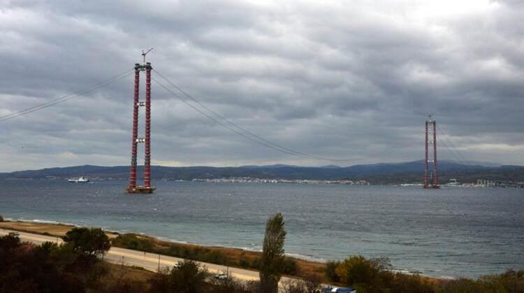 <p>Köprünün kule bağlantıları ve unsurları, Türk bayrağına atfen kırmızı ve beyaz renklerde olacak. Her iki yakada 333'er metre yüksekliğindeki kulelerin üst kısmı da Seyit Onbaşı'nın Çanakkale Savaşları'nda namluya sürdüğü top mermisini temsil edecek şekilde yapılacak.</p>
<p> </p>