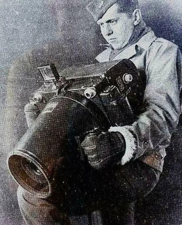 <p>İkinci Dünya Savaşı sırasında Amerikan askerlerin hava fotoğrafları için kullandığı Kodak K-24 marka kamera.</p>
