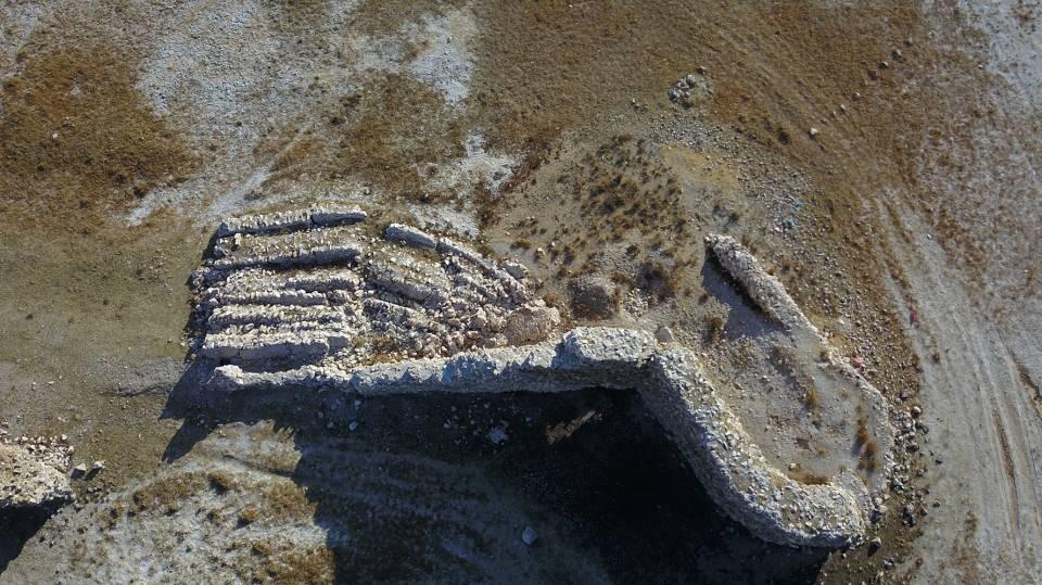 <p>T&uuml;rkiye'nin en b&uuml;y&uuml;k g&ouml;l&uuml; olan ve b&ouml;lge halkı tarafından "deniz" olarak adlandırılan Van G&ouml;l&uuml;'n&uuml;n kıyı kesimlerinde yaşanan &ccedil;ekilme dikkati &ccedil;ekiyor.</p>

<p>&nbsp;</p>
