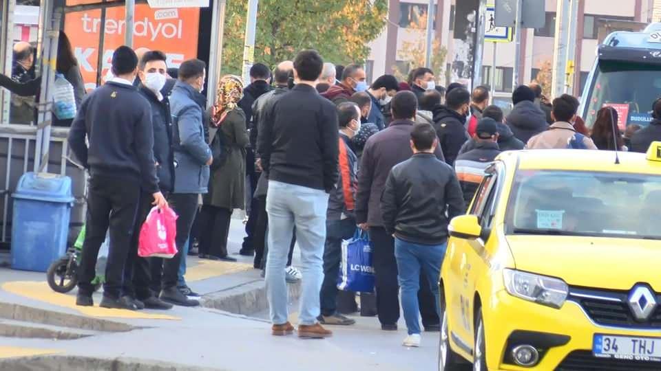 <p>İstanbul'da sabah işe gidiş saatlerinde toplu taşıma araçları ve duraklarında yoğunluk yaşandı.</p>

<p> </p>
