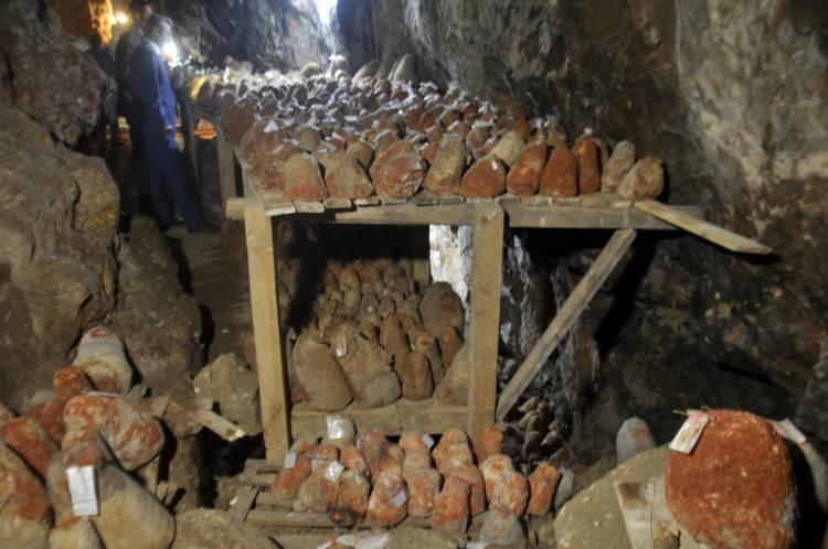 <p>Küçük obruk, 18 metreye inilen, 32 metreye kadar derinliği olan bir mağara. Yaklaşık 80 metre uzunluğunda. Bizim 60 yıl sonra buraya inmemize neden olan şey talepleri karşılayamaz olmamız. Önümüzdeki yıl en az 15 tonluk bir kapasite artırımıyla birlikte insanların taleplerini karşılamaya çalışacağız. 2021 yılı itibari ile bu küçük obruğumuz faaliyete geçecek. Bu küçük obruk içinde Karamanoğlu Mehmetbey Üniversitesi'nden, Aksaray Üniversitesi'nden ve çeşitli üniversitelerden öğretim üyeleri geldi. </p>