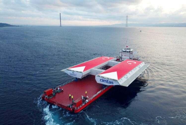 <p>Çanakkale Deniz Zaferi'nin 107'nci yıl dönümüne rastlayan 18 Mart 2022'de açılması planlanan köprü, uluslararası bir koridorun da tamamlayıcısı olacak. Köprü, Avrupa'dan gelip Türkiye'nin dört bir yanına gidecek sürücü ve yolcular tarafından yoğun olarak kullanılacak.</p>
<p> </p>