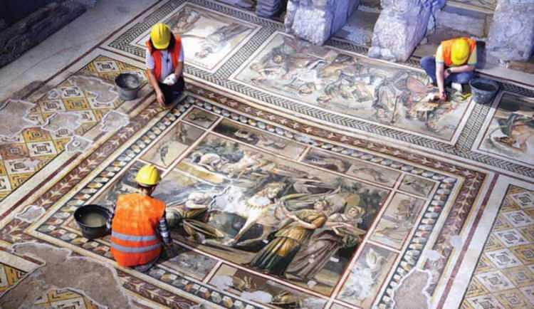 <p><strong>Hatay'da bir otel inşası sırasında, varlık dönemi 6. yüzyıla dayandığı düşünülen mozaiklere rastlanmıştı. Belgeseli dahi çekilen bu mozaikler, turistlerin ilgisini çekiyor. Peki bu mozaikler Antakya'da nerede bulunuyor? Mozaikler için ziyaretçi izni bulunuyor mu?</strong></p>
