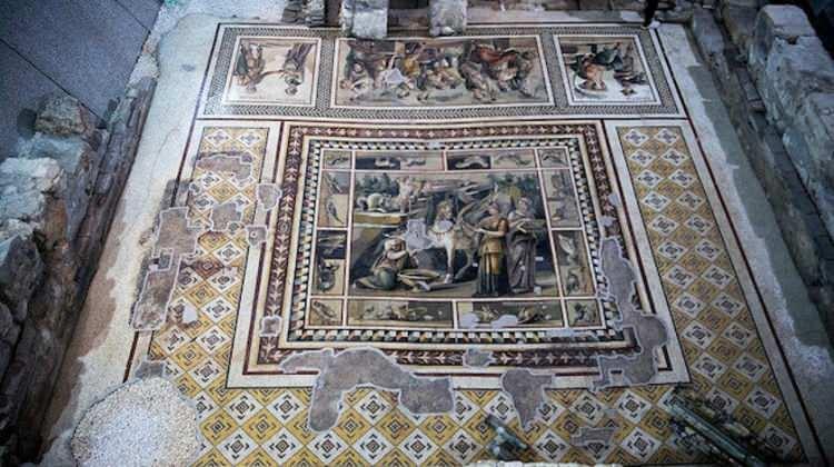 <p>Otel için hazırlanan inşaat planını tümden değiştiren bu eserler, yeni bir mimari planla inşaa edilen The Museum Otel'de sergilenmektedir. Yerli ve yabancı turistlerin uğrak noktası olan bu yerde müşteriler uyanır uyanmaz, hemen odalarının tam karşısında birçok tarihi eseri görebilmektedirler.</p>