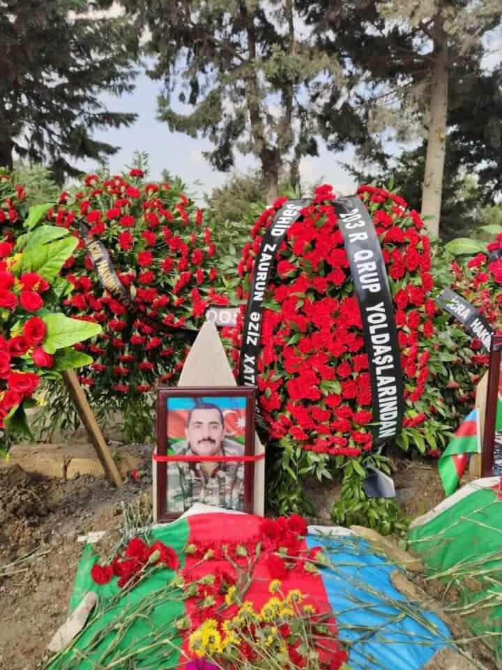 <p>Daha sonra Azerbaycan'a dönen ve orduya katılan Zaur Dovlatov, 5 Ekim'de Dağlık Karabağ'ı özgürlüğüne kavuşturmak için savaşa gitti. Şuşa'nın kurtarılması sırasında 9 Kasım'da yaralanan Zaur Dovlatov hastaneye kaldırıldı.</p>