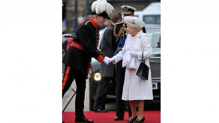 <p><span style="color:#800080"><strong>Kraliçe neredeyse hiç şapkasız görüntülenmez. İngiliz görgü kurallarına göre şapkaların resmi stillerinin biir parçasıdır.</strong></span></p>
