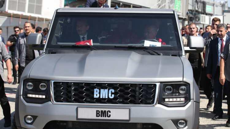 <p>MÜSİAD Expo 2020'de göz dolduran yeni bir araç, BMC'den geldi.</p>

<p>BMC'nin ürettiği zırhlı araçlardan biri olan Tulga heybetiyle beğeni topladı. Adı miğfer anlamına gelen Tulga 7 kişiyi taşıyabiliyor.</p>
