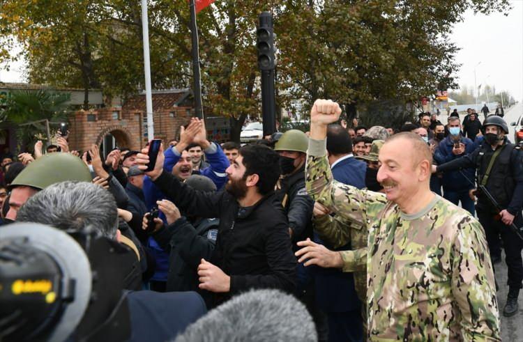 <p>Aliyev, çevrede harabe durumda olan evleri göstererek, "Bunlar da vahşi düşman tarafından yıkılan Azerbaycan vatandaşlarına ait evlerdir." diyor.</p>
