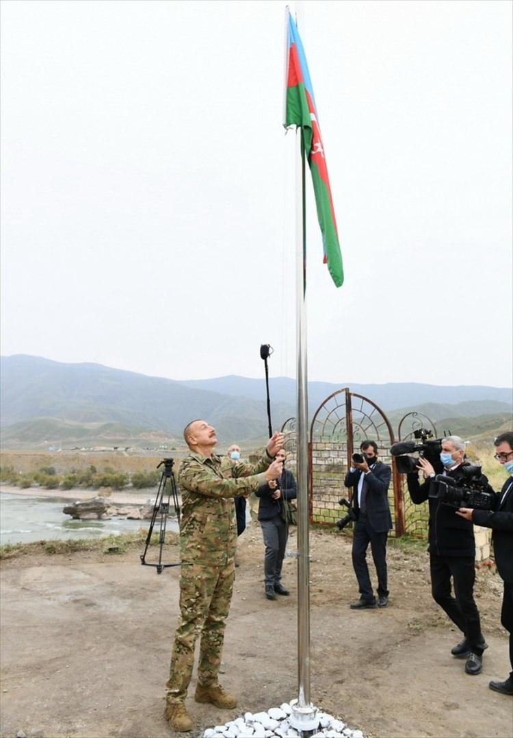 <p>Sosyal medya ağlarında paylaşılan bir diğer görüntüde de İlham Aliyev'in işgalden kurtarılan şehirlerden birinde Azerbaycan bayrağını öpmesi ve göndere çekmesi yer alıyor.</p>