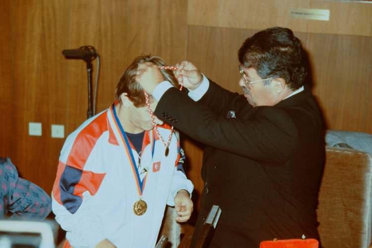 <p>1996'da haltere ara veren Naim Süleymanoğlu, sonrasında katıldığı 2000 Sydney Olimpiyatları'nda başarılı olamadı ve aktif spor hayatına buruk şekilde veda etti. Efsane sporcu, Sydney'e kadar 24 yıl boyunca halterde bir numara olarak adından söz ettirdi.</p>
<p> </p>